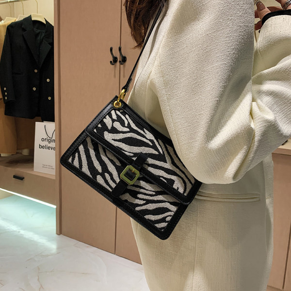 Актуална чанта с катарама и дълга дръжка