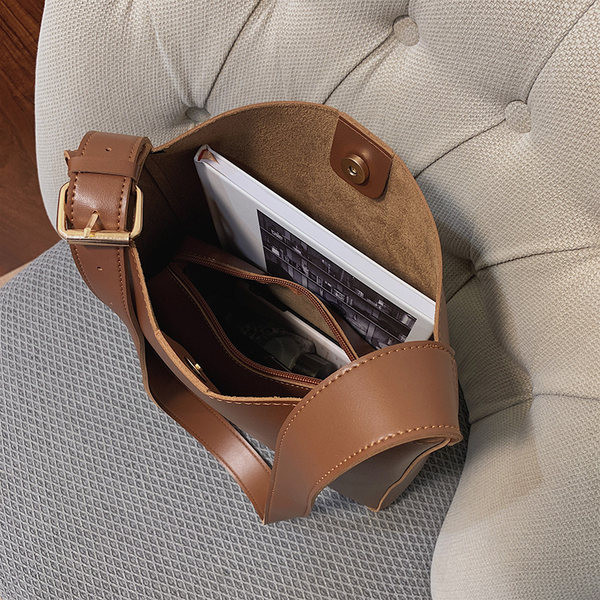 Дамска чанта за през рамото изчистен модел 