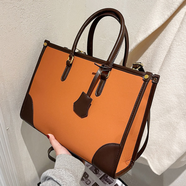 Модерна дамска чанта с две дръжки от изкуствена кожа