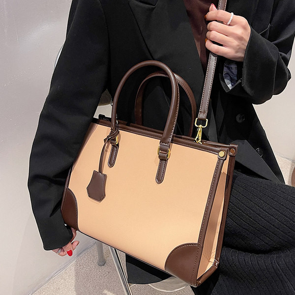 Модерна дамска чанта с две дръжки от изкуствена кожа