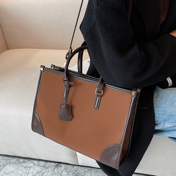 Модерна дамска чанта с две дръжки от изкуствена кожа