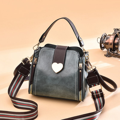 Γυναικεία τσάντα με μεταλλικό κούμπωμα και δύο χερούλια