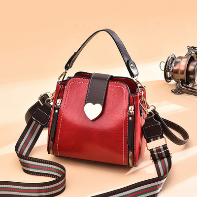 Γυναικεία τσάντα με μεταλλικό κούμπωμα και δύο χερούλια