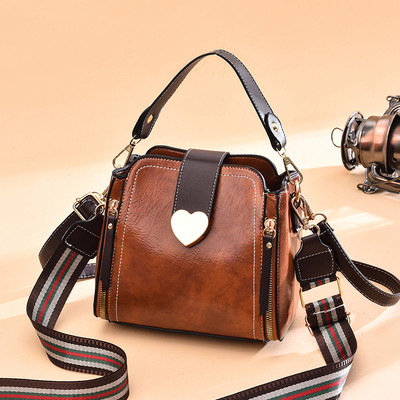 Γυναικεία τσάντα με μεταλλικό κούμπωμα και δύο χερούλια