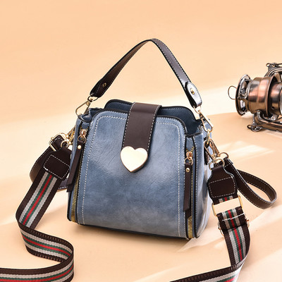 Γυναικεία τσάντα με μεταλλικό κούμπωμα και δύο χερούλια