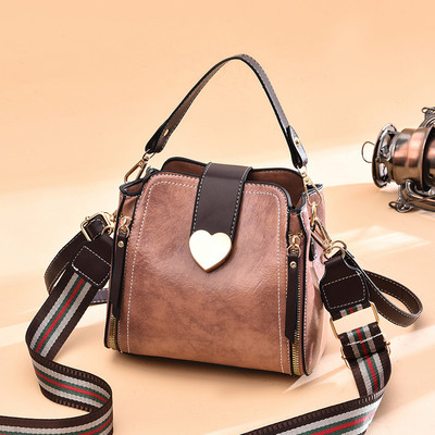 Γυναικεία τσάντα με μεταλλικό κούμπωμα και δύο χερούλια