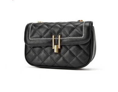 Γυναικεία έκο δερμάτινη τσάντα με μεταλλική αλυσίδα - μαύρο χρώμα