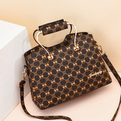 Μοντέρνα γυναικεία τσάντα με μεταλλικό χερούλι