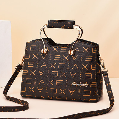 Μοντέρνα γυναικεία τσάντα με μεταλλικό χερούλι