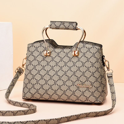 Μοντέρνα γυναικεία τσάντα με μεταλλικό χερούλι