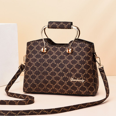 Μοντέρνα γυναικεία τσάντα με μεταλλικό χερούλι