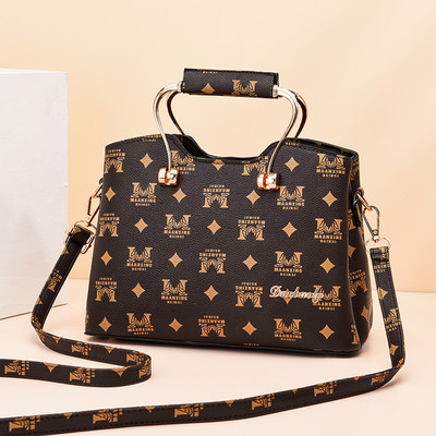 Μοντέρνα γυναικεία τσάντα με μεταλλικό χερούλι