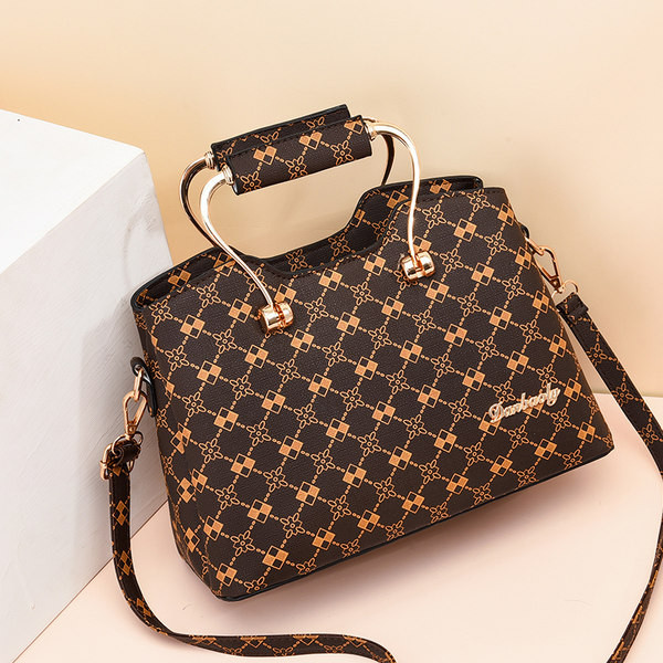 Μοντέρνα γυναικεία τσάντα με μεταλλικό χερούλι