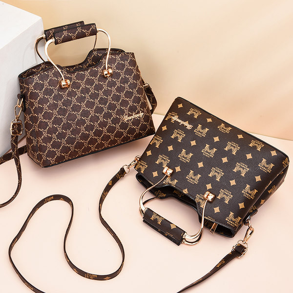 Μοντέρνα γυναικεία τσάντα με μεταλλικό χερούλι