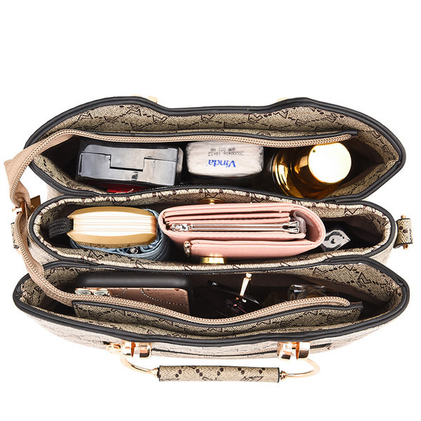 Μοντέρνα γυναικεία τσάντα με μεταλλικό χερούλι