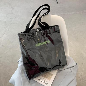 Μεγάλη πάνινη τσάντα με επιγραφή και μεταλλικό κούμπωμα