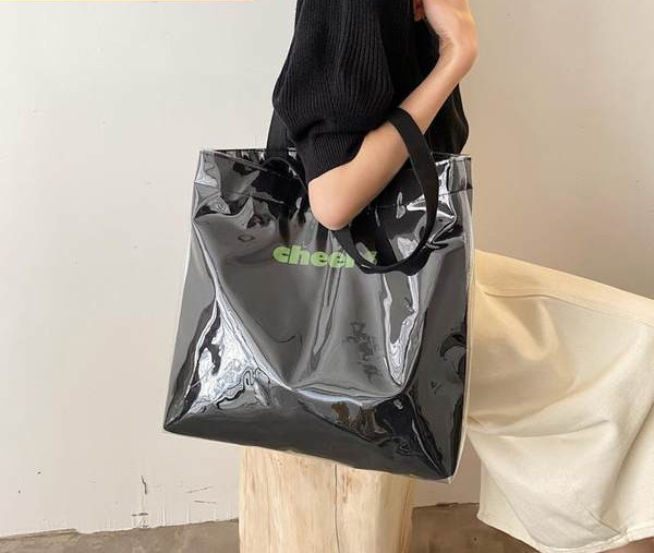 Μεγάλη πάνινη τσάντα με επιγραφή και μεταλλικό κούμπωμα