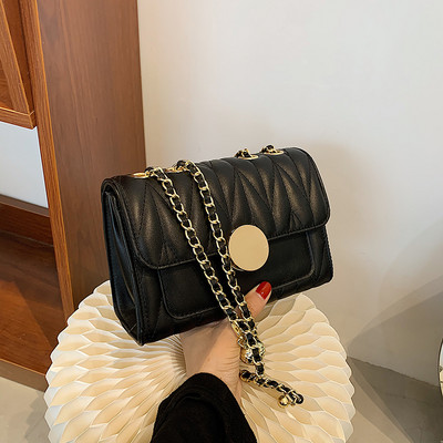 Νέο μοντέλο γυναικεία τσάντα από συνθετικό δέρμα με μεταλλική αγκράφα