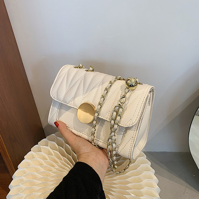 Νέο μοντέλο γυναικεία τσάντα από συνθετικό δέρμα με μεταλλική αγκράφα