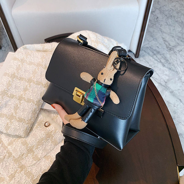 Модерна дамска чанта от еко кожа с аксесоар