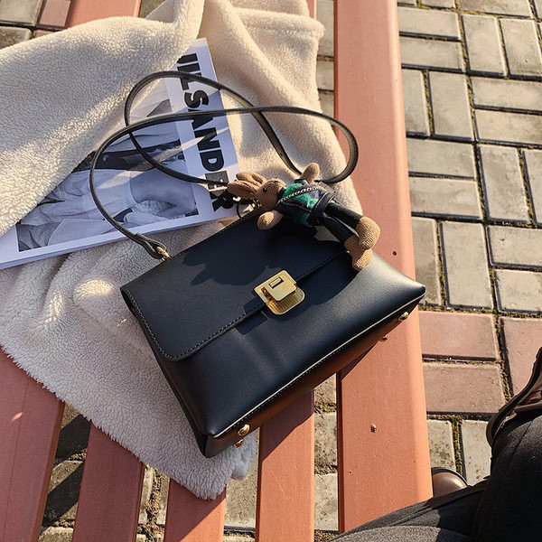 Модерна дамска чанта от еко кожа с аксесоар