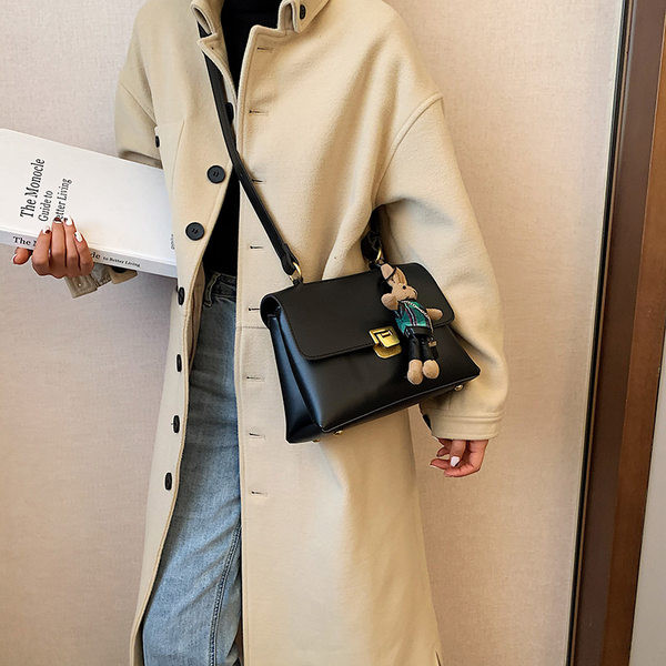 Модерна дамска чанта от еко кожа с аксесоар