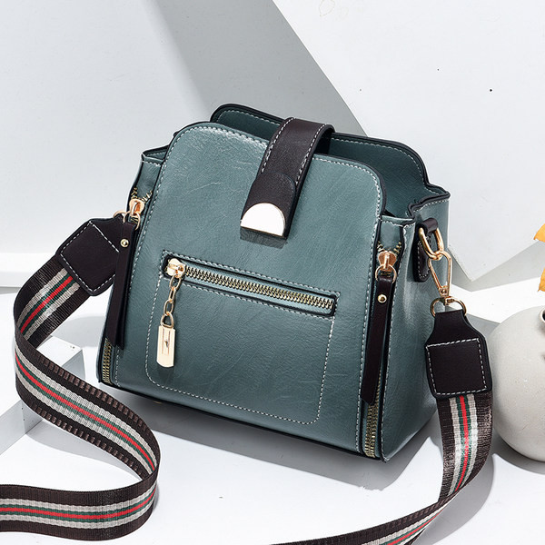 Модерна дамска чанта от еко кожа с преден цип 