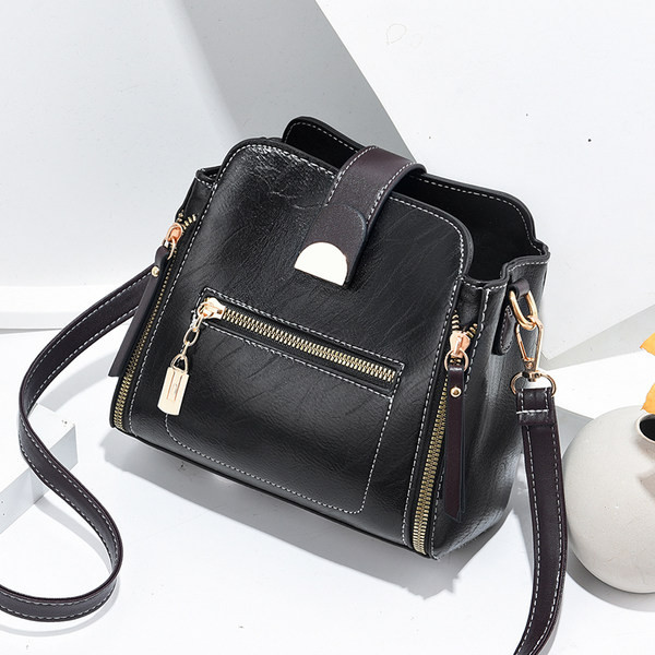 Модерна дамска чанта от еко кожа с преден цип 