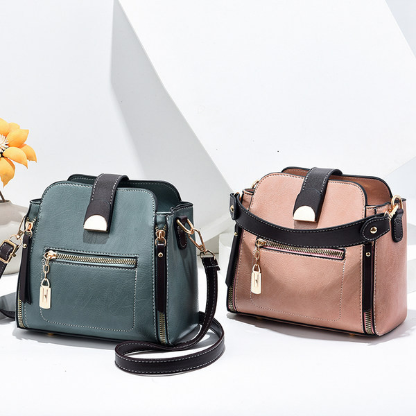 Модерна дамска чанта от еко кожа с преден цип 