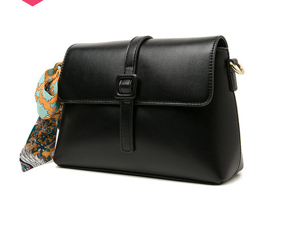 Нов модел кожена чанта с катарама