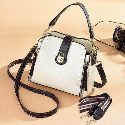 Μοντέρνα γυναικεία τσάντα από οικολογικό δέρμα με μεταλλικό κούμπωμα και δύο χερούλια