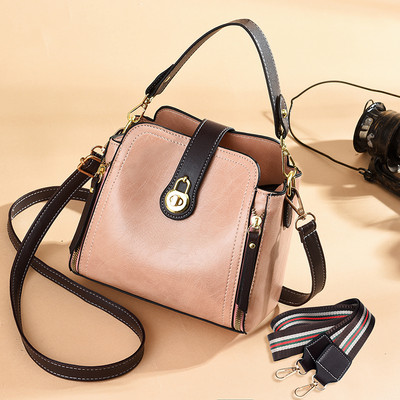 Μοντέρνα γυναικεία τσάντα από οικολογικό δέρμα με μεταλλικό κούμπωμα και δύο χερούλια