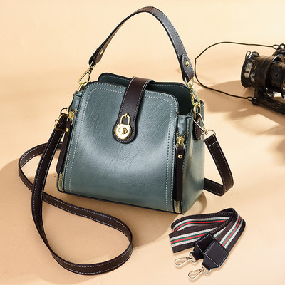 Μοντέρνα γυναικεία τσάντα από οικολογικό δέρμα με μεταλλικό κούμπωμα και δύο χερούλια