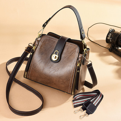 Μοντέρνα γυναικεία τσάντα από οικολογικό δέρμα με μεταλλικό κούμπωμα και δύο χερούλια