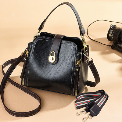 Μοντέρνα γυναικεία τσάντα από οικολογικό δέρμα με μεταλλικό κούμπωμα και δύο χερούλια