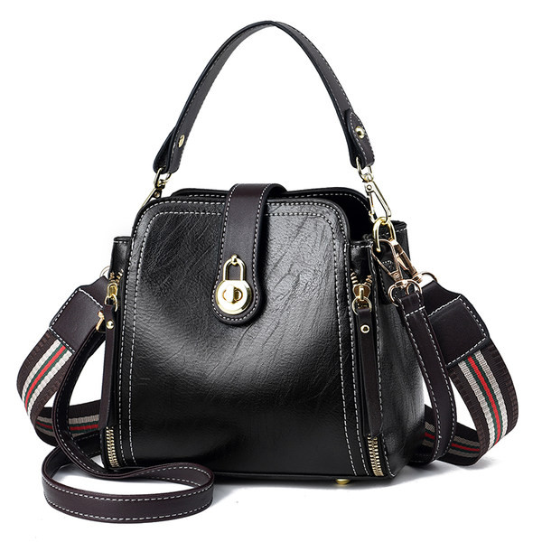 Μοντέρνα γυναικεία τσάντα από οικολογικό δέρμα με μεταλλικό κούμπωμα και δύο χερούλια