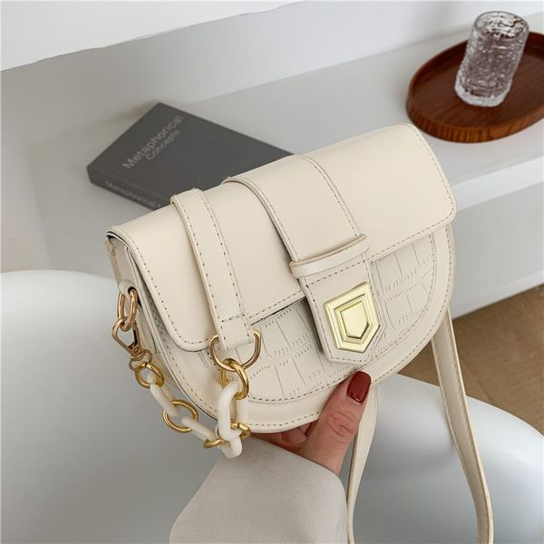 Модерна дамска кожена чанта с дълга дръжка и метален елемент