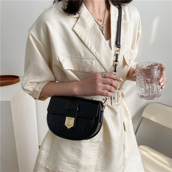 Модерна дамска кожена чанта с дълга дръжка и метален елемент