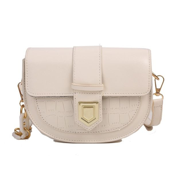 Модерна дамска кожена чанта с дълга дръжка и метален елемент