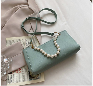 Μοντέρνα γυναικεία τσάντα από οικολογικό δέρμα με μαργαριταρένια αλυσίδα