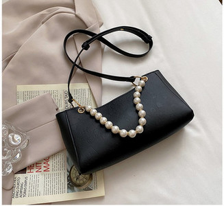 Μοντέρνα γυναικεία τσάντα από οικολογικό δέρμα με μαργαριταρένια αλυσίδα