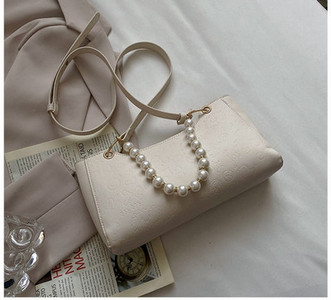 Μοντέρνα γυναικεία τσάντα από οικολογικό δέρμα με μαργαριταρένια αλυσίδα