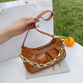 Γυναικεία τσάντα από οικολογικό δέρμα με μεταλλική αλυσίδα και φερμουάρ