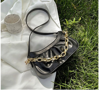 Γυναικεία τσάντα από οικολογικό δέρμα με μεταλλική αλυσίδα και φερμουάρ
