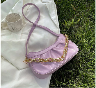 Γυναικεία τσάντα από οικολογικό δέρμα με μεταλλική αλυσίδα και φερμουάρ