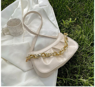 Γυναικεία τσάντα από οικολογικό δέρμα με μεταλλική αλυσίδα και φερμουάρ