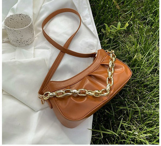 Γυναικεία τσάντα από οικολογικό δέρμα με μεταλλική αλυσίδα και φερμουάρ