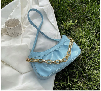 Γυναικεία τσάντα από οικολογικό δέρμα με μεταλλική αλυσίδα και φερμουάρ