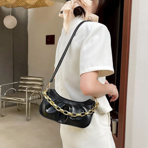 Γυναικεία τσάντα από οικολογικό δέρμα με μεταλλική αλυσίδα και φερμουάρ