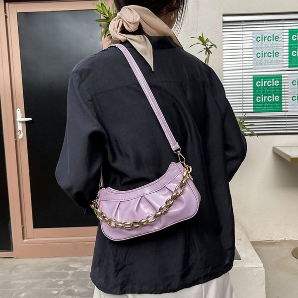 Γυναικεία τσάντα από οικολογικό δέρμα με μεταλλική αλυσίδα και φερμουάρ